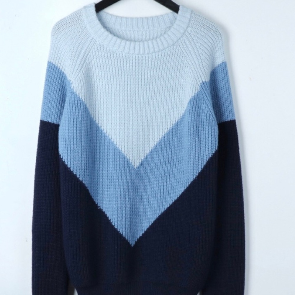 ✨HP! ✨Chunky Knit Blue Chevron Sweater✨ - Picture 3 of 7